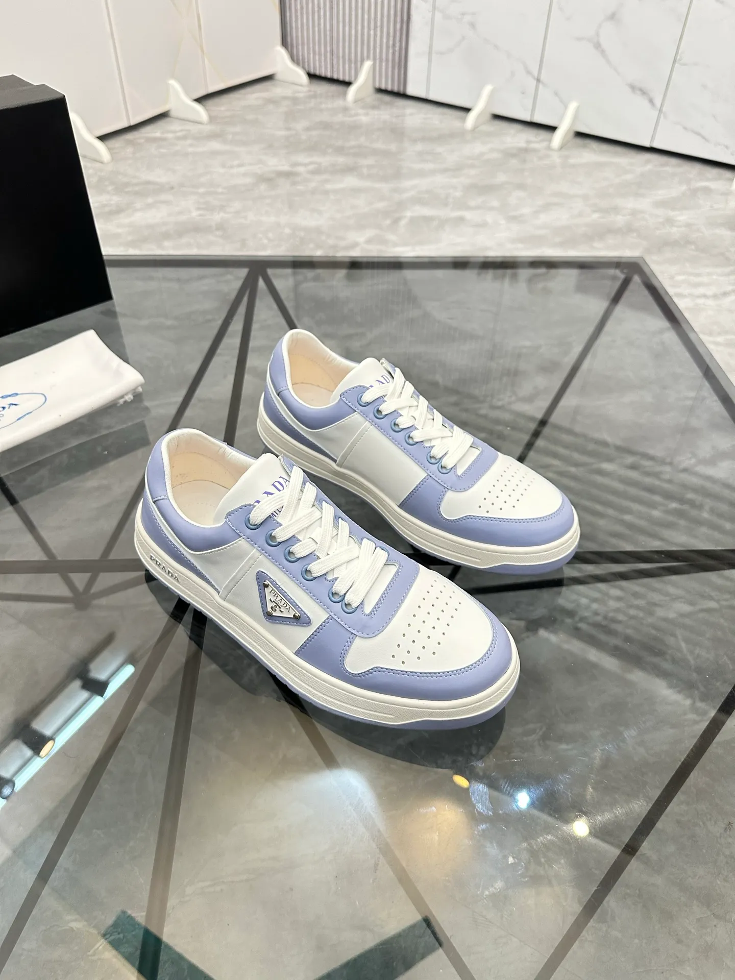 Men's shoes: 💰P400¥ Product trademark: Prada *"Prada*" low-top casual shoes Regular size: 38-44 (can be customized to 45) Product materials: imported cowhide upper, sheepskin lining, original outsole. Number: 020